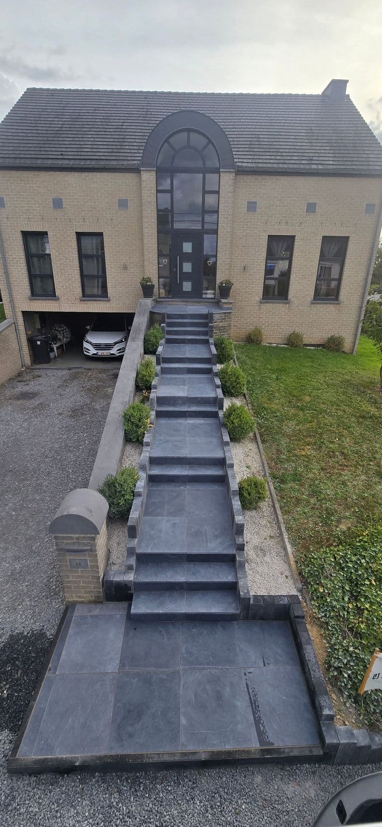 Escalier et terrasse en pierre bleue — fin de chantier (2)