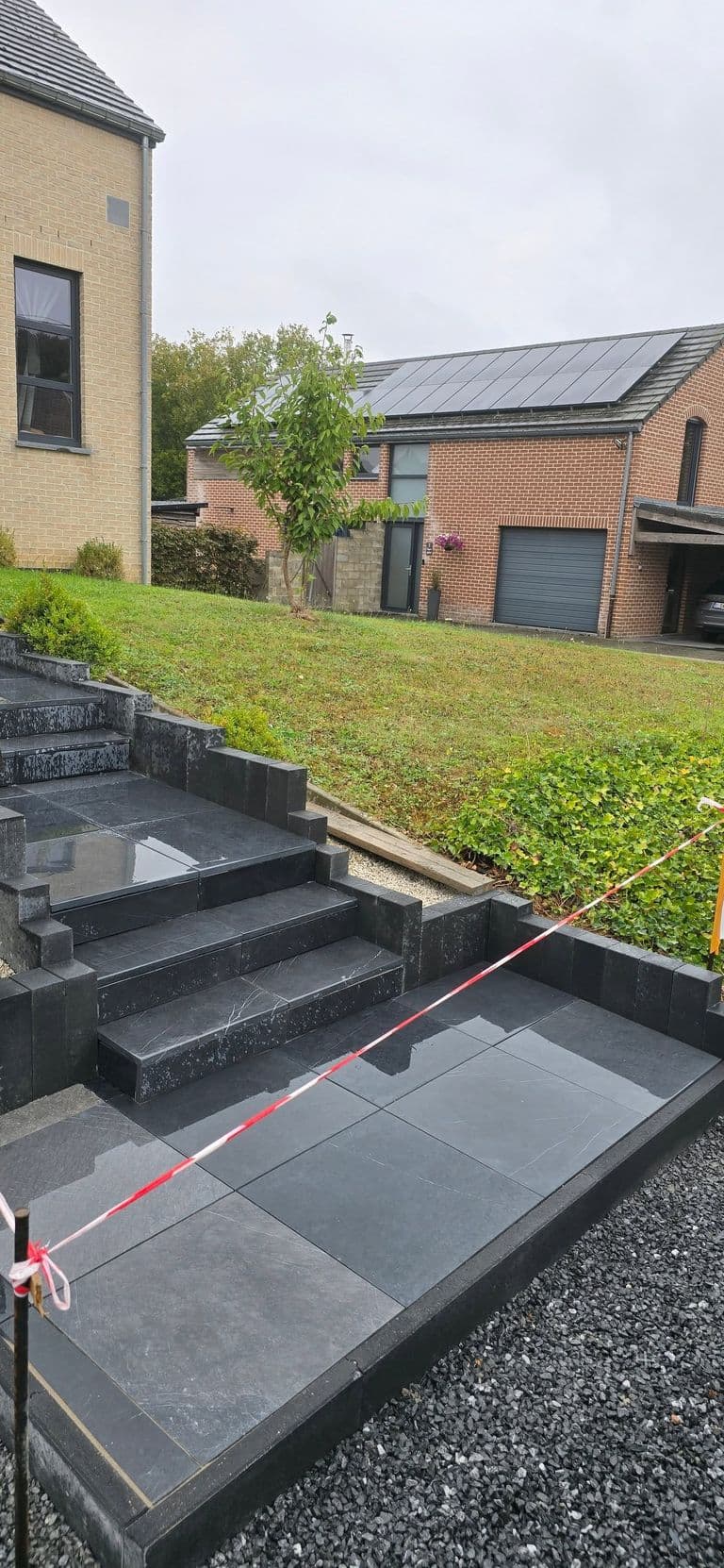 Escalier et terrasse en pierre bleue — fin de chantier (3)