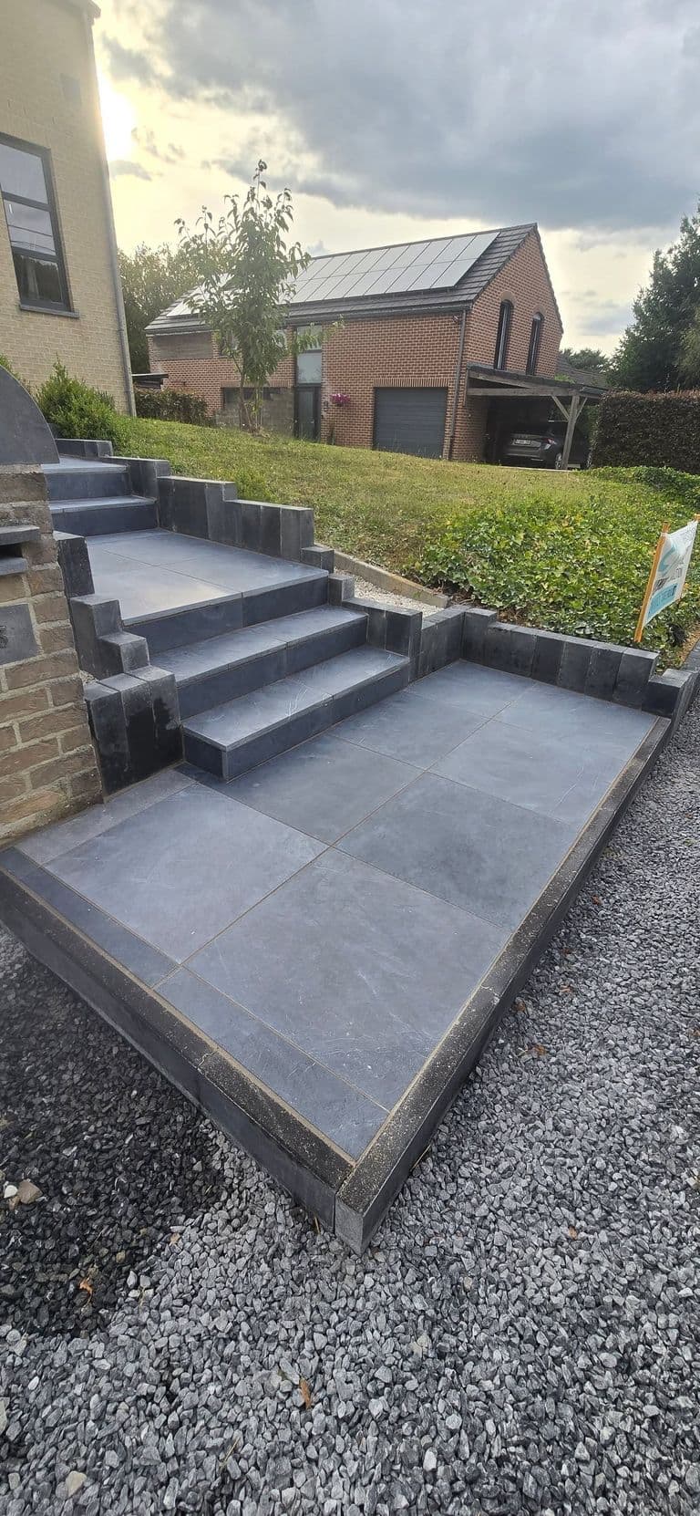 Escalier et terrasse en pierre bleue — fin de chantier (5)