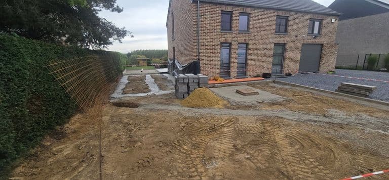 Semelle d'annexe, parking et palissade — fin de chantier (1)