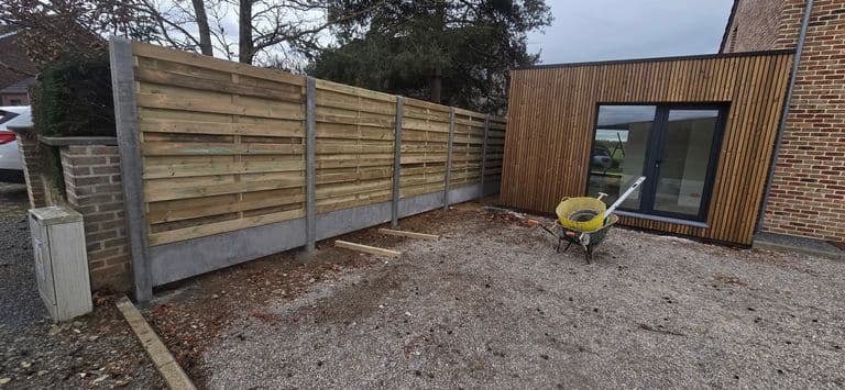 Semelle d'annexe, parking et palissade — fin de chantier (10)