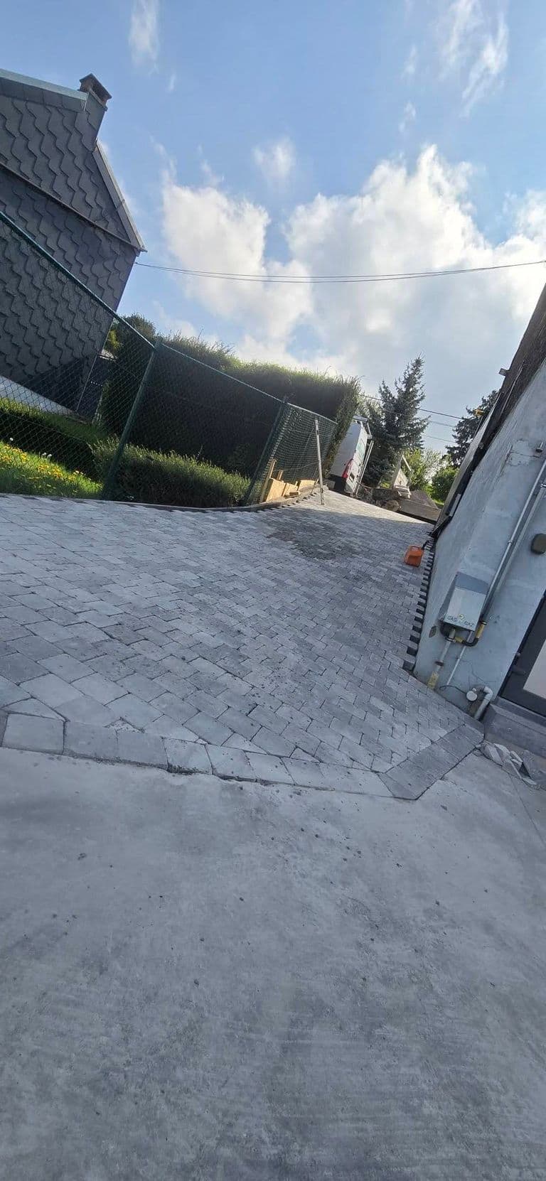 Allée de garage et escalier en klinkers — photo du chantier terminé