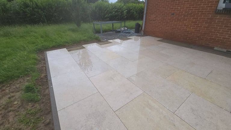 Terrasse en pierre naturelle — fin de chantier (2)