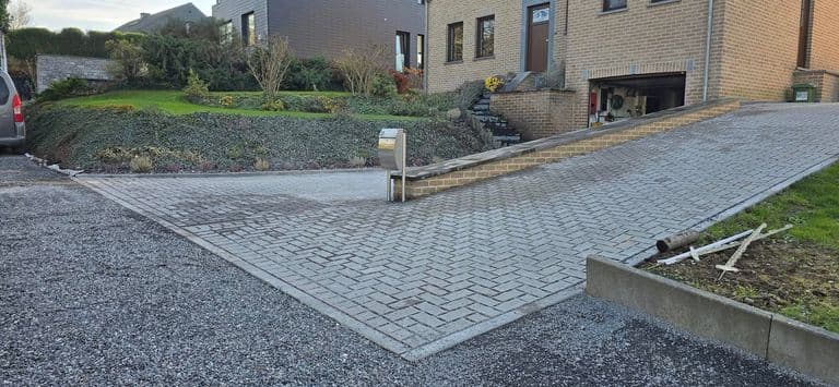 Allée de garage et de jardin — photo du chantier terminé